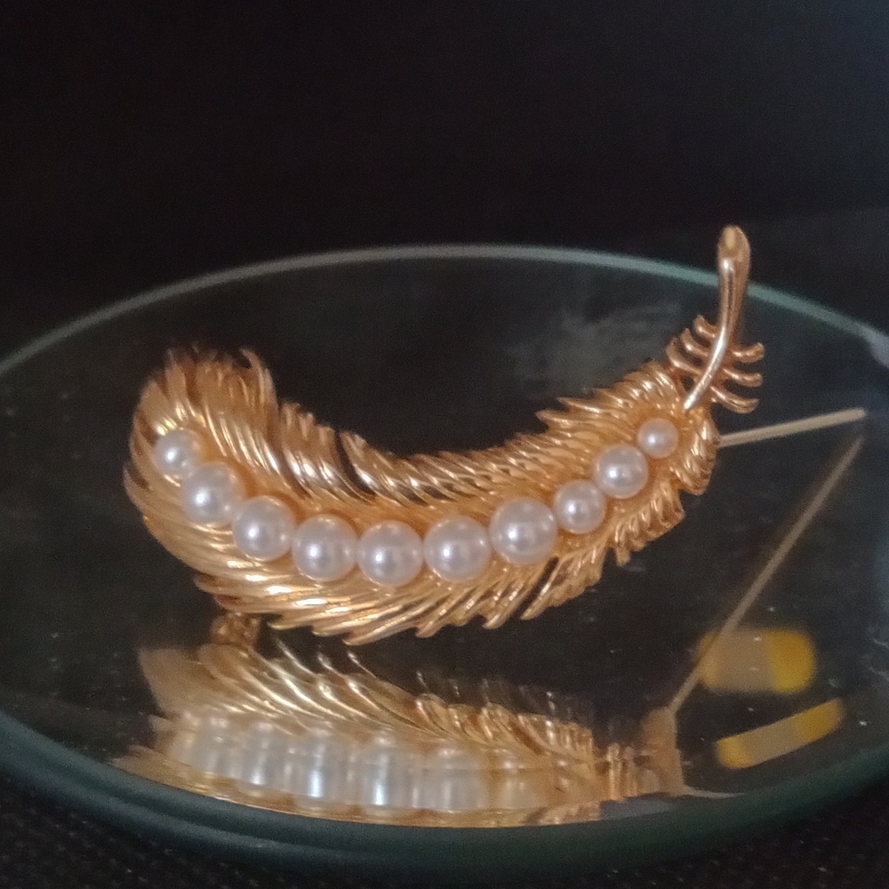 Elegant Gold tone Feather brooch with Pearls g10 is 10 microns of gold plating